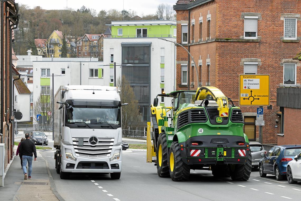 Landwirtschaftliche Maschinen, die deutlich breiter sind als Lastwagen, sind künftig häufiger im Stadtgebiet zu sehen. Foto: Alexander Becher