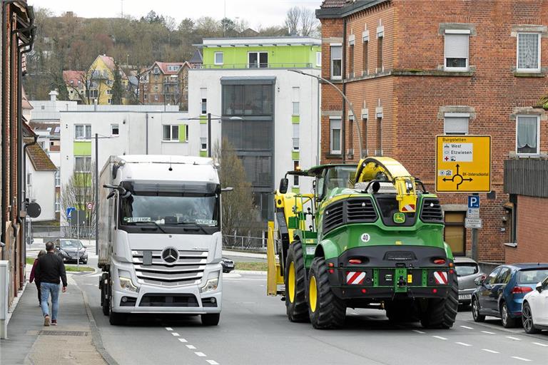 Landwirtschaftliche Maschinen, die deutlich breiter sind als Lastwagen, sind künftig häufiger im Stadtgebiet zu sehen. Foto: Alexander Becher