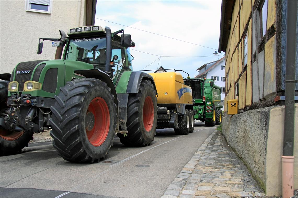 Neue B14 ist für Mähdrescher und Co. tabu Landwirtschaftliche Maschinen werden immer größer. Wenn sie sich künftig durch die Backnanger Innenstadt oder in noch größerer Anzahl als bisher durch Oberschöntal quälen müssen, sind Konflikte vorprogrammiert. Foto: Alexander Becher