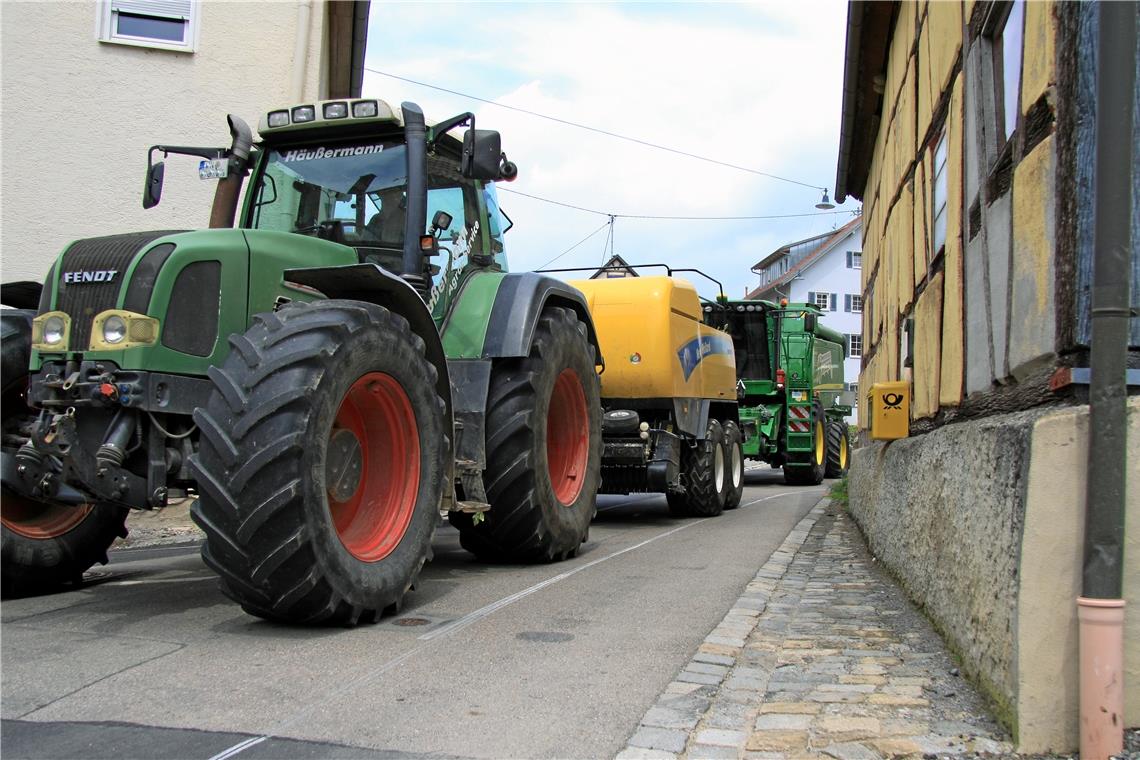 Landwirtschaftliche Maschinen werden immer größer. Wenn sie sich künftig durch die Backnanger Innenstadt oder in noch größerer Anzahl als bisher durch Oberschöntal quälen müssen, sind Konflikte vorprogrammiert. Foto: Alexander Becher