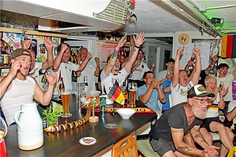 Lange gebangt, letztlich gejubelt: Die Gäste im Partykeller der Familie Lizius in Lippoldsweiler durchleben beim 2:1-Sieg des DFB-Teams ein Wechselbad der Gefühle. Fotos: Tobias Sellmaier