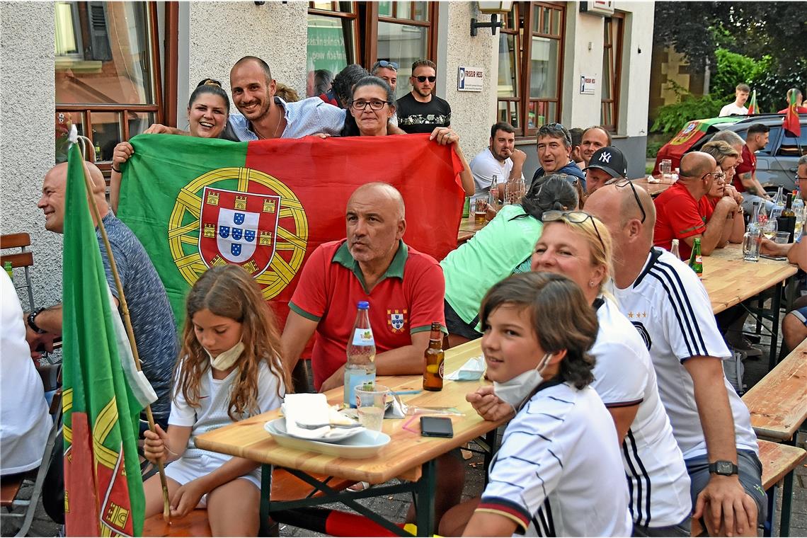 „Wir leiden immer mit viel Tränen“ Lange Gesichter gab’s am Ende für die Fans der portugiesischen Mannschaft. Jetzt heißt es hoffen.