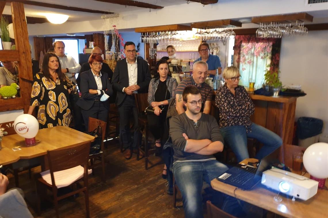 Lange Gesichter und Kopfschütteln auf der Wahlparty der CDU in Backnang. Foto: F. Muhl