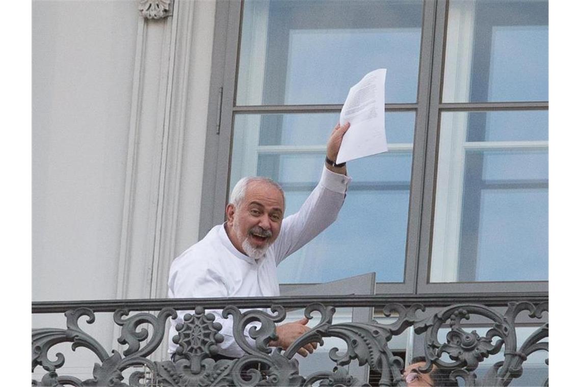 Iran wendet sich demonstrativ von Atomabkommen ab Lange her: Der iranische Außenminister Mohammad Dschawad Sarif schwenkt im Juli 2015 nach den Verhandlungen in Wien einen Entwurf des Atomabkommens, das jetzt vor dem Aus steht. Foto: Mehdi Ghassemi/dpa