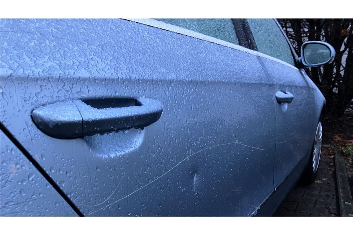 Nägel und Schrauben in Autoreifen – Opfer erstattete Anzeige vor der Tat Lange Kratzer an der Beifahrerseite eines Autos, das am Mittwoch vor dem Firmengebäude in Bad Friedrichshall steht. Laut einem ehemaligen Mitarbeiter sei es der Pkw eines der Opfer.
