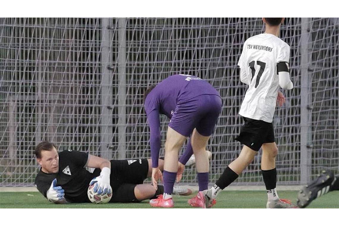 Lange Pause? Für den Weilimdorfer Torhüter Kevin Rombach endete das Derby auf schmerzhafte Weise.