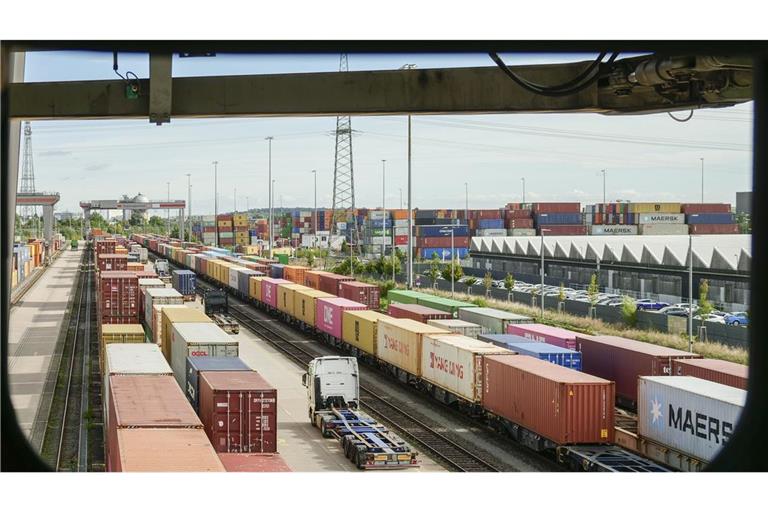 Lange Reihen und hohe Stapel von bunten Boxen – der Blick vom Kran im Terminal Kornwestheim.