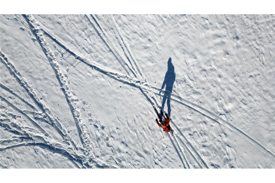 Lange Schatten im Schnee - Wintersportler an der Rodelpiste am Wurmberg im Harz