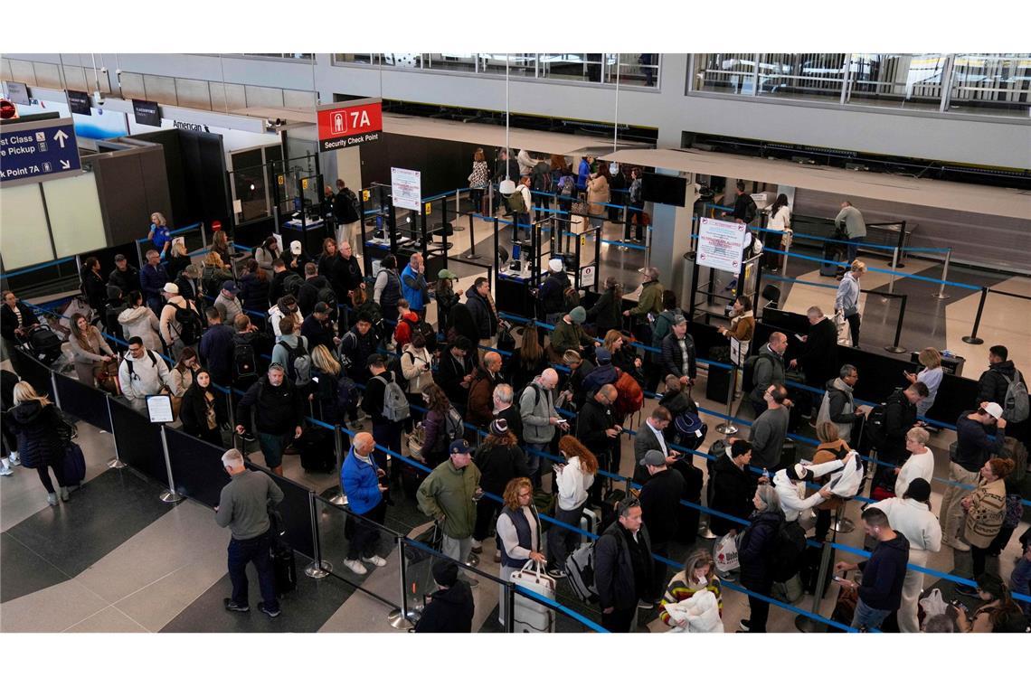 Lange Schlange wegen des Shutdowns am Flughafen Chicago.