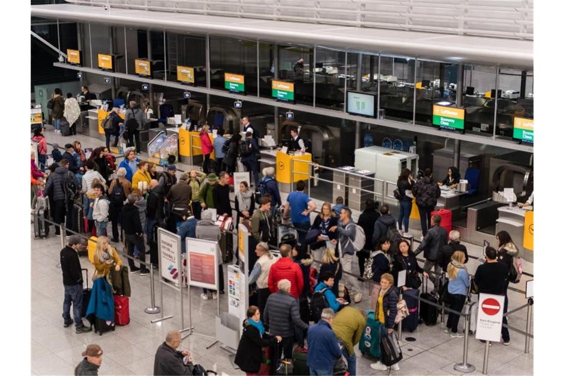 Nach Flugbegleiter-Streik weitgehend wieder Normalbetrieb Lange Schlangen vor den Lufthansa-Schaltern am Münchner Flughafen. Foto: Matthias Balk/dpa