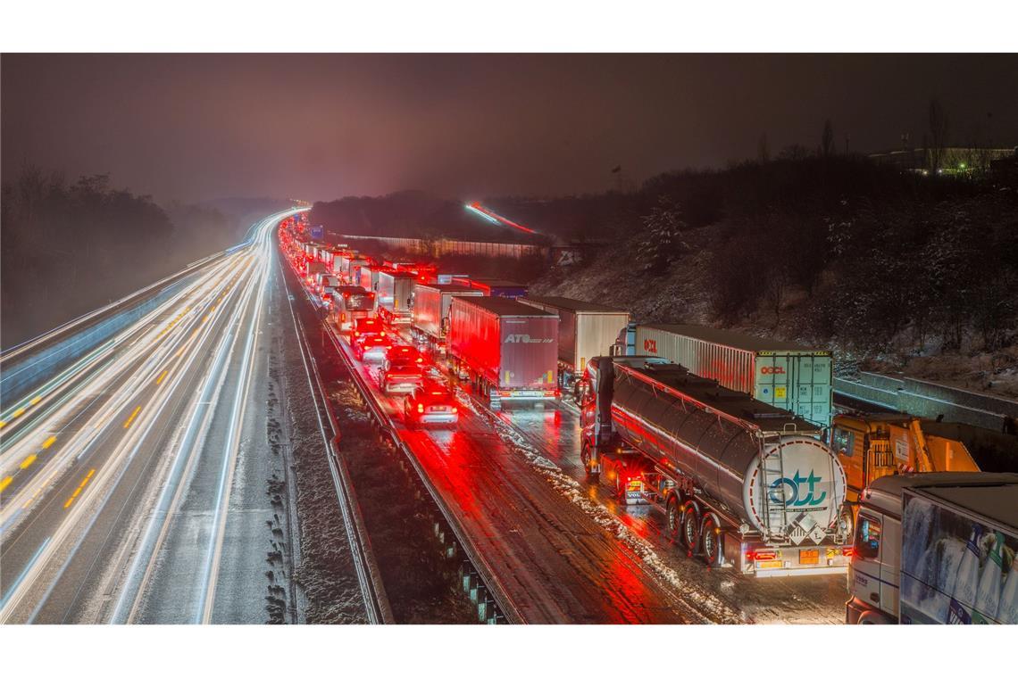 Glätte und Schnee: Unfälle, lange Staus und Zugausfälle