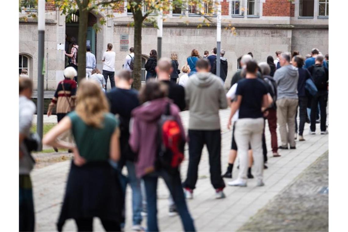 Lange Warteschlange vor einem Wahllokal in Berlin-Friedrichshain. Foto: Bernd von Jutrczenka/dpa