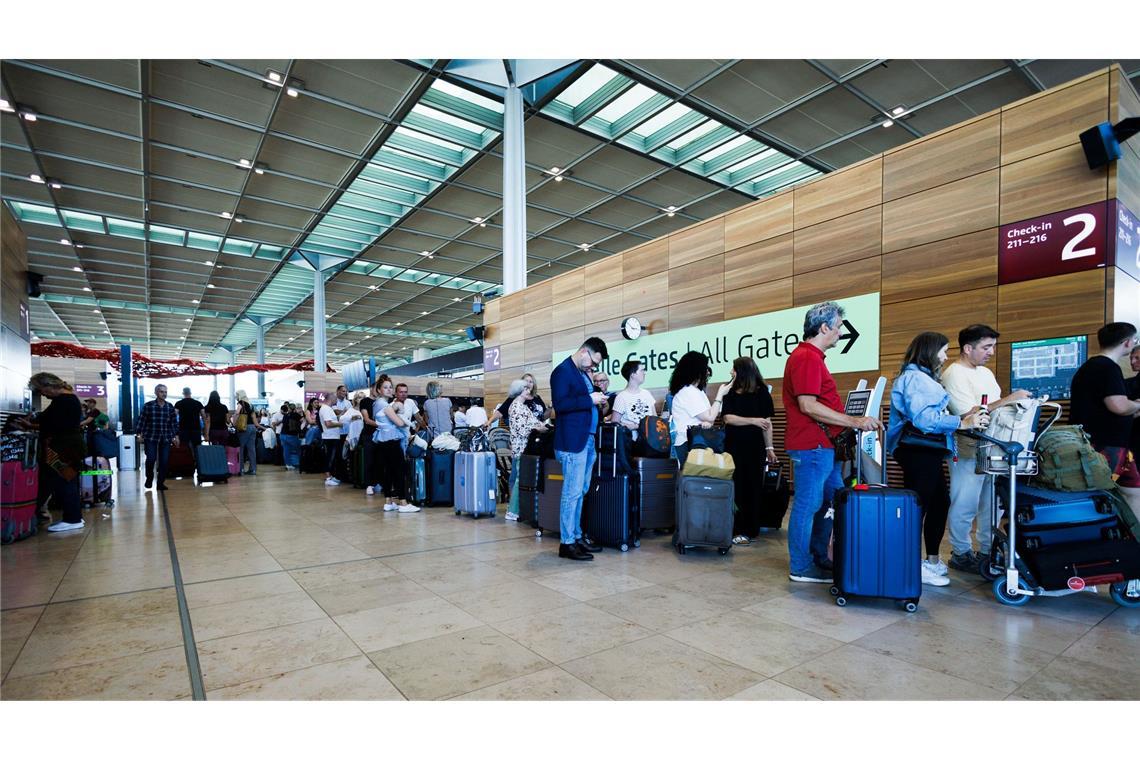 Lange Warteschlangen bildeten sich bei der Abfertigung von Passagieren am Berliner Flughafen.