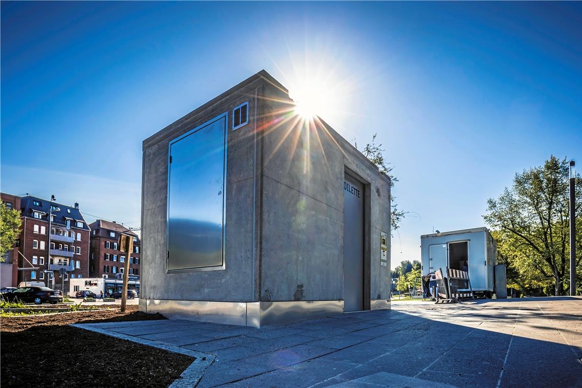 Lange wurde darüber diskutiert, nun ist sie endlich da: Die neue Toilette steht am Murrufer zwischen Bleichwiesenparkplatz und Annonaygarten. Foto: A. Becher