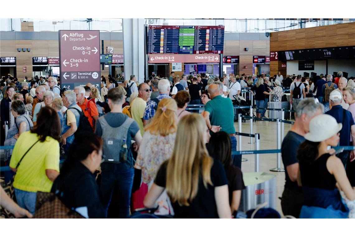 Cyberangriff: Weiter Wartezeiten am Berliner Flughafen