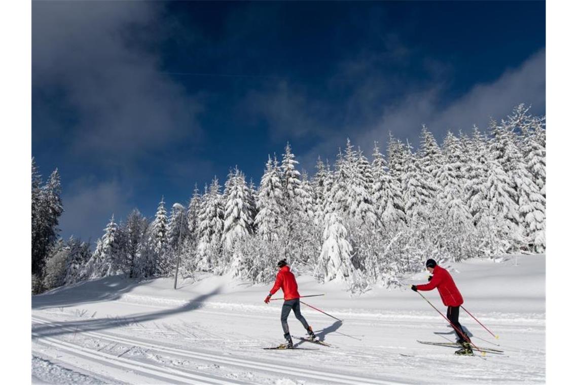 Neuschnee und Glätte: Freitag wird winterlich im Südwesten Langläufer fahren auf dem Notschrei in der Loipe. Foto: Patrick Seeger/dpa/Archivbild