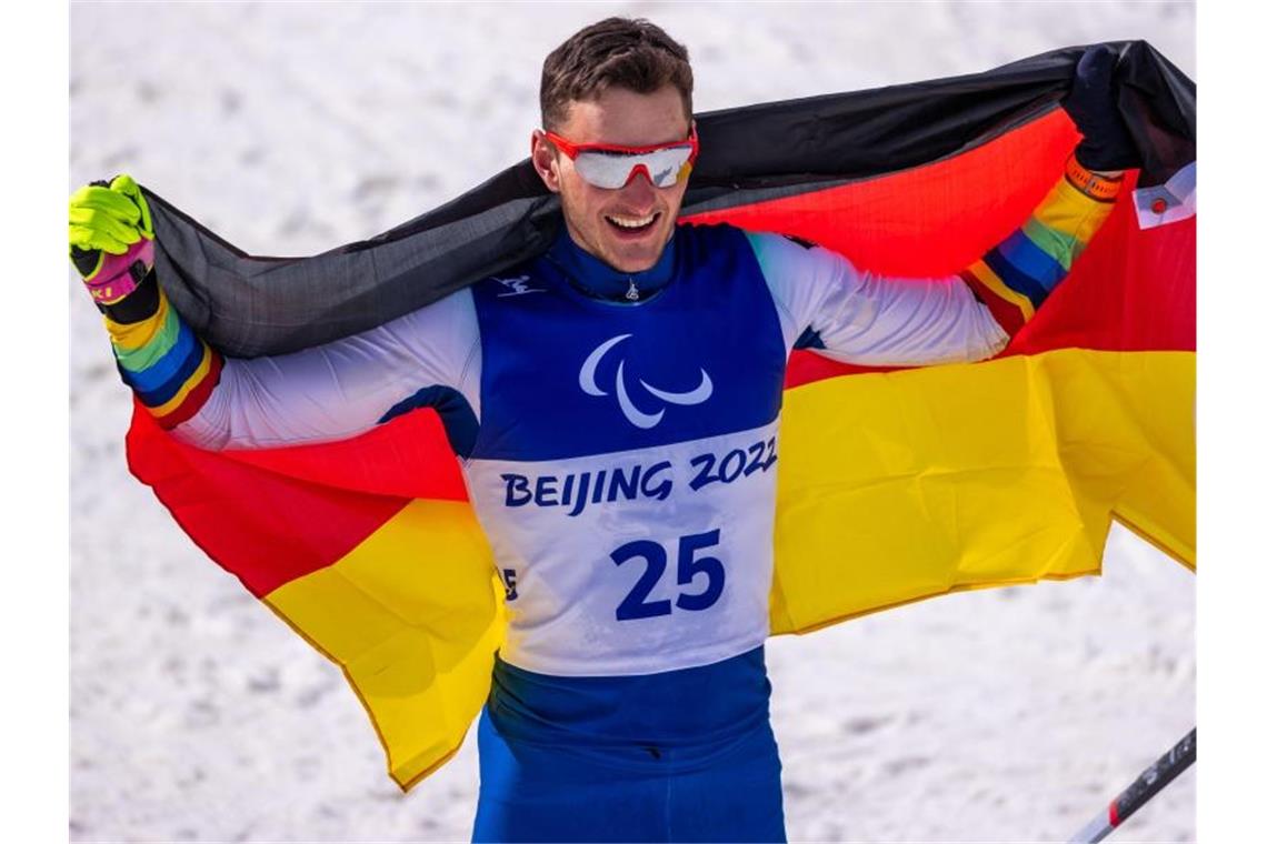 Silber im Langlauf: Zweite Medaille für Marco Maier Langläufer Marco Maier feiert den Gewinn der Sprint-Silbermedaille. Foto: Jens Büttner/dpa-Zentralbild/dpa