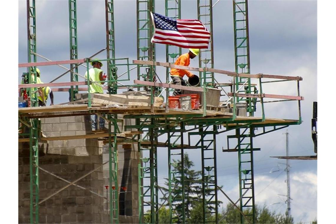 US-Arbeitsmarkt erholt sich trotz anhaltender Corona-Fälle Langsam bessert sich die Lage auf dem US-Arbeitsmarkt wieder. Foto: Keith Srakocic/AP/dpa