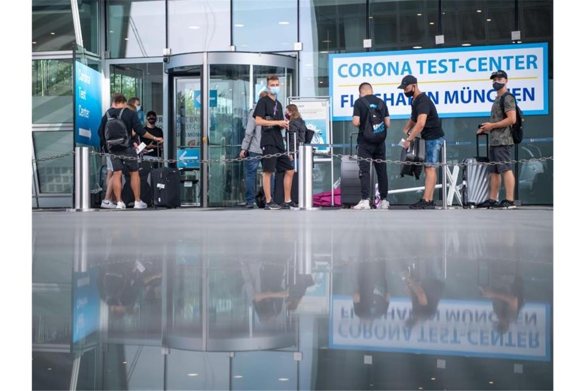Corona-Regeln: Merkel und Länder beraten am Donnerstag Langsam breitet sich das Virus in der Fläche aus - und die Zahl der Neuinfektionen steigt. Wie viele solche Fälle hält das Gesundheitssystem auf Dauer aus?. Foto: Lino Mirgeler/dpa