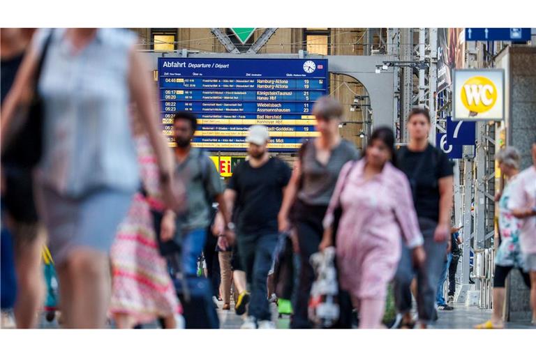 Langsam läuft der Zuverkehr wieder an nach dem bundesweiten Ausfall der Bahn.