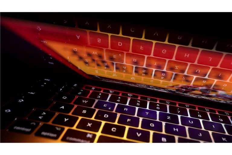 Laptop und Smartphone sind auch für viele Ältere selbstverständlich. (Symbolbild)