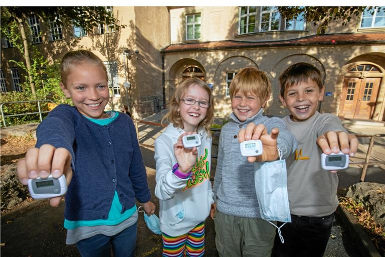 Lara, Amelie, Felix und Maximilian (von links) zeigen stolz ihre Schrittzähler. Jeder gelaufene Schritt auf dem Schulweg wird zur Gesamtleistung der Klasse dazugezählt. Auf die besten Klassen warten kleine Belohnungen. Foto: A. Becher