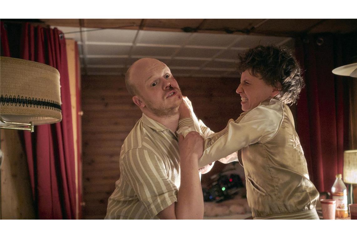 Lara Becker (Luna Jordan) überwältigt Maik Gerboth (Sebastian Jakob Doppelbauer).