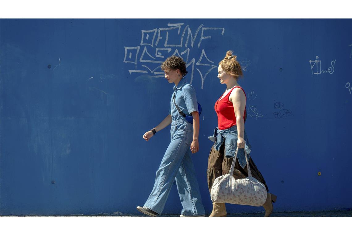 Lara begleitet Dania (Nicola Magdalena Lüders) auf einem schweren Weg.