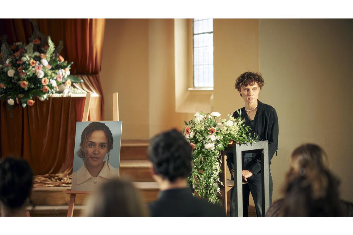 Lara hält die Trauerrede.