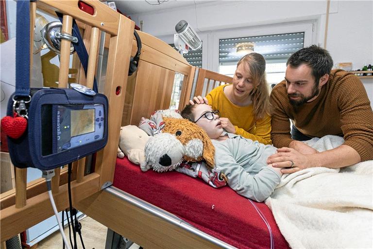Lara und Johannes Link am Pflegebett ihres Sohnes Nathan. Alle wissen, er wird in absehbarer Zeit sterben.Fotos: Dietmar van der Linden