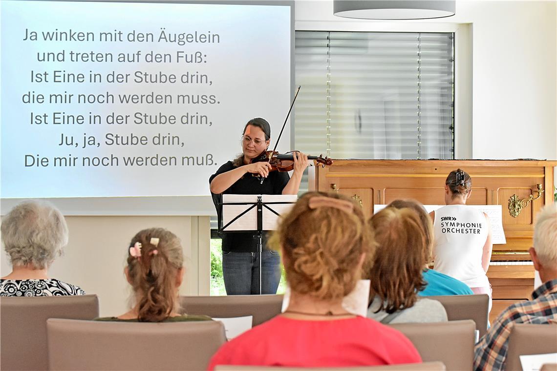 Ein Klassik-Konzert im Pflegeheim Larissa Fernandes (Violine) und Jasmin Bachmann (Klavier) vom SWR-Symphonieorchester spielen für die Pflegeheimbewohner ein Überraschungskonzert. Foto: Tobias Sellmaier