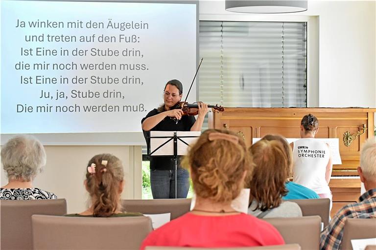 Larissa Fernandes (Violine) und Jasmin Bachmann (Klavier) vom SWR-Symphonieorchester spielen für die Pflegeheimbewohner ein Überraschungskonzert. Foto: Tobias Sellmaier