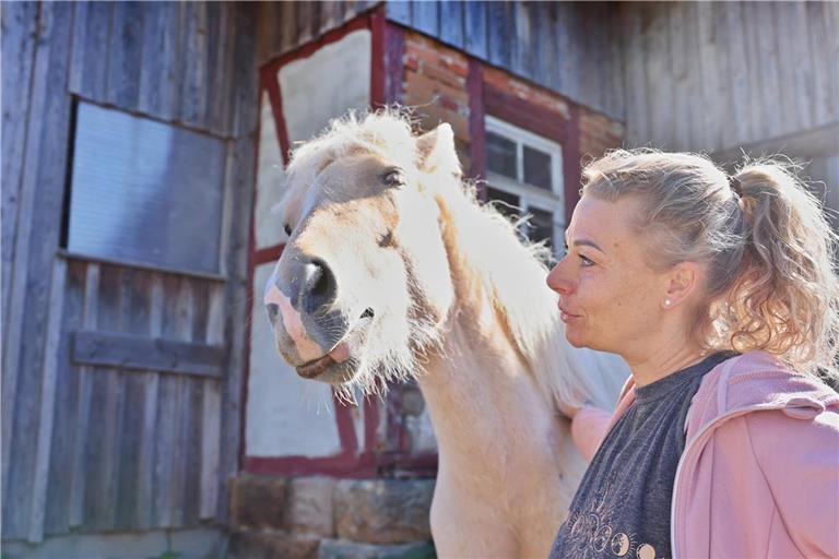 Larissa Fischer sucht für die Isländerstute Liara und rund 40 weitere Tiere ein neues Zuhause. Foto: Alexandra Palmizi