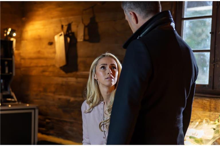 Larissa (Vivien Wulf, l., mit Jo Weil, r.) ringt sich dazu durch, Sophia einen Besuch abzustatten.