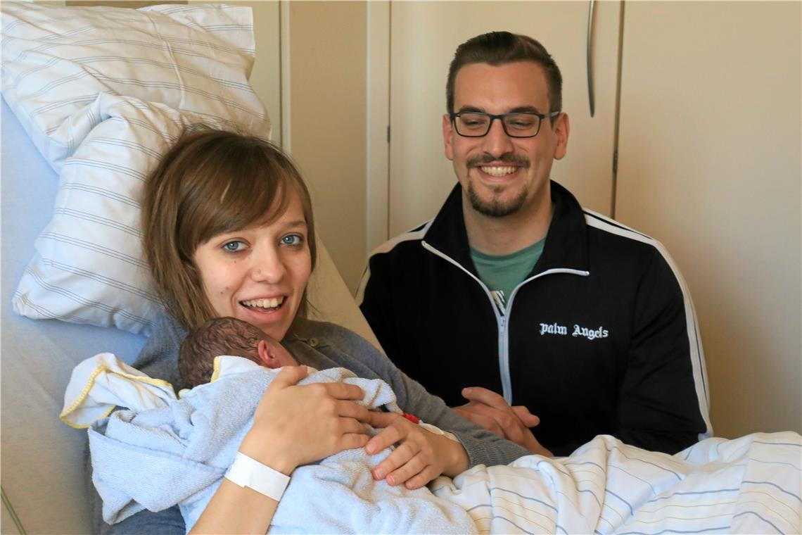 Mia – das erste Baby 2020 in Winnenden Larissa Wilhelm und Sven Gaus freuen sich über die kleine Mia..Foto: G. Habermann