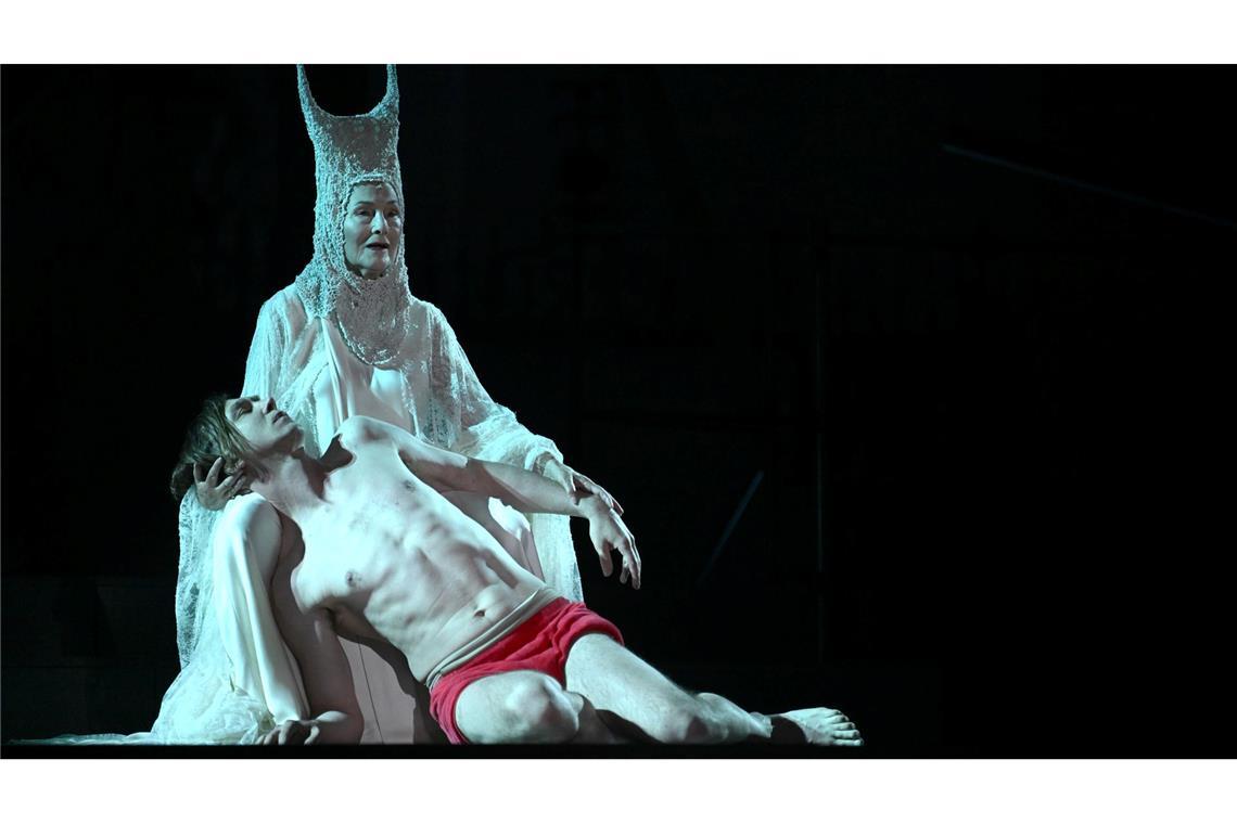800 Mal der Tod eines Superreichen in Salzburg Lars Eidinger (Jedermann) und Edith Clever (Tod) bei einer Fotoprobe zum Schauspiel "Jedermann" im Jahr 2022.