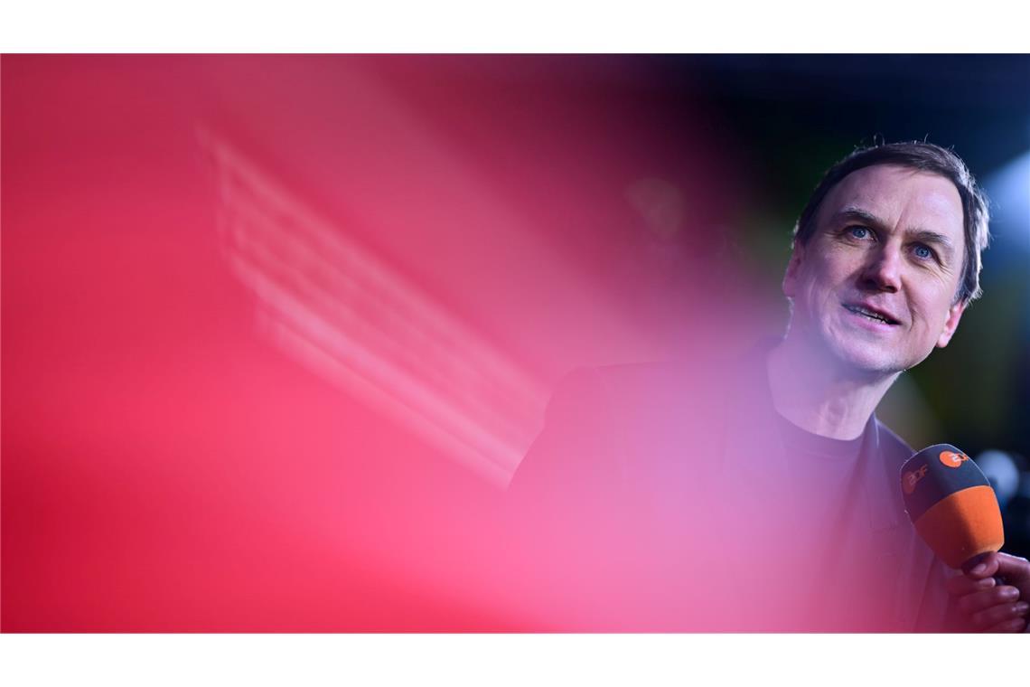 Lars Eidinger steht während der Premiere des Films "Die Blutgräfin" ("The Blood Countess") auf dem Roten Teppich bei der Berlinale.