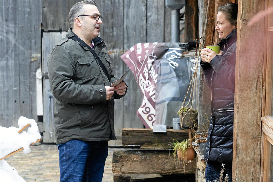 Lars Herold trifft im Haustürwahlkampf in Kirchberg auf viel Offenheit. Dass es wieder einen Gegenkandidaten gibt, schätzen viele Bürgerinnen und Bürger. Foto: Alexander Becher