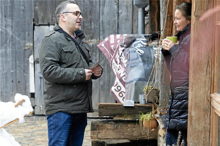 Lars Herold trifft im Haustürwahlkampf in Kirchberg auf viel Offenheit. Dass es wieder einen Gegenkandidaten gibt, schätzen viele Bürgerinnen und Bürger. Foto: Alexander Becher