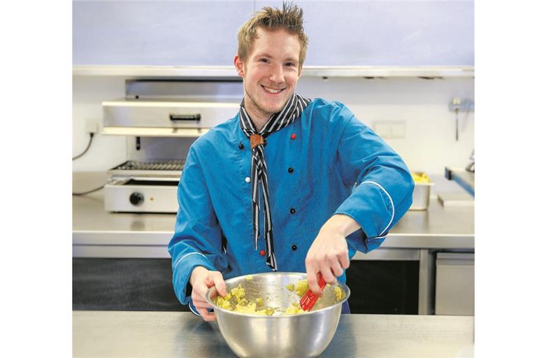 Lars Hoos ist angekommen: Im „Segenswerk“ ist er glücklich, arbeitet fleißig und motiviert, wird von den Kollegen akzeptiert und hat viel Spaß in der Küche. Foto: A. Becher