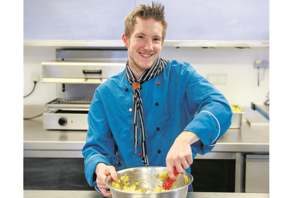 Gelebte Inklusion Lars Hoos ist angekommen: Im „Segenswerk“ ist er glücklich, arbeitet fleißig und motiviert, wird von den Kollegen akzeptiert und hat viel Spaß in der Küche. Foto: A. Becher