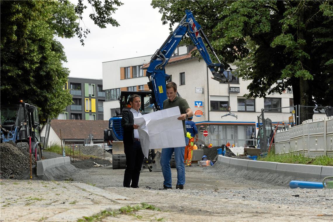 Lars Kaltenleitner (links) und Moritz Körner freuen sich, dass Lukas Gläser den Turbo gezündet und die Arbeiten forciert hat. Fotos: Alexander Becher
