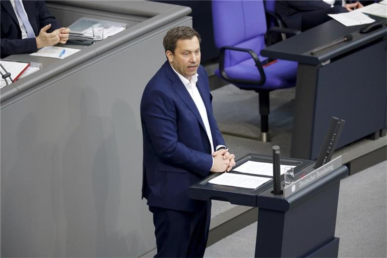 Lars Klingbeil eröffnet die Sitzung mit einer Rede.