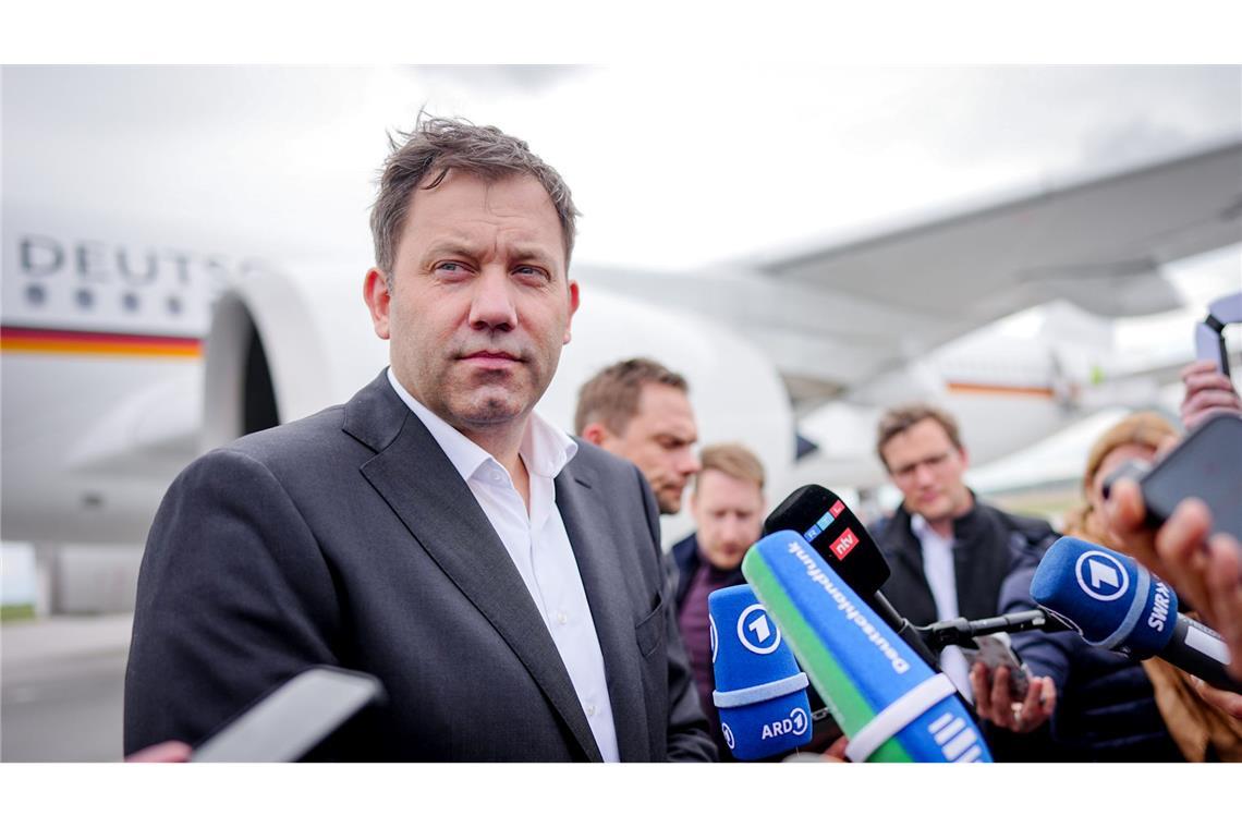 Bilder des Tages Lars Klingbeil gibt nach der Landung auf dem Flughafen von Calgary vor dem Treffen der G7-Finanzminister und Notenbankgouverneure in Banff am Airbus A350 der Luftwaffe ein Pressestatement.