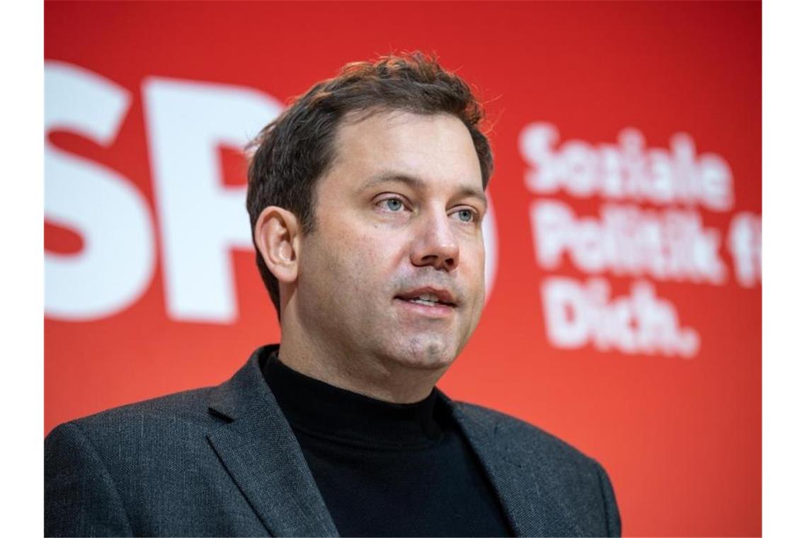 Impfpflicht-Debatte und banger Blick auf Omikron Lars Klingbeil: „Ich finde es wichtig, dass Politik auch dazulernen darf.“. Foto: Bernd von Jutrczenka/dpa