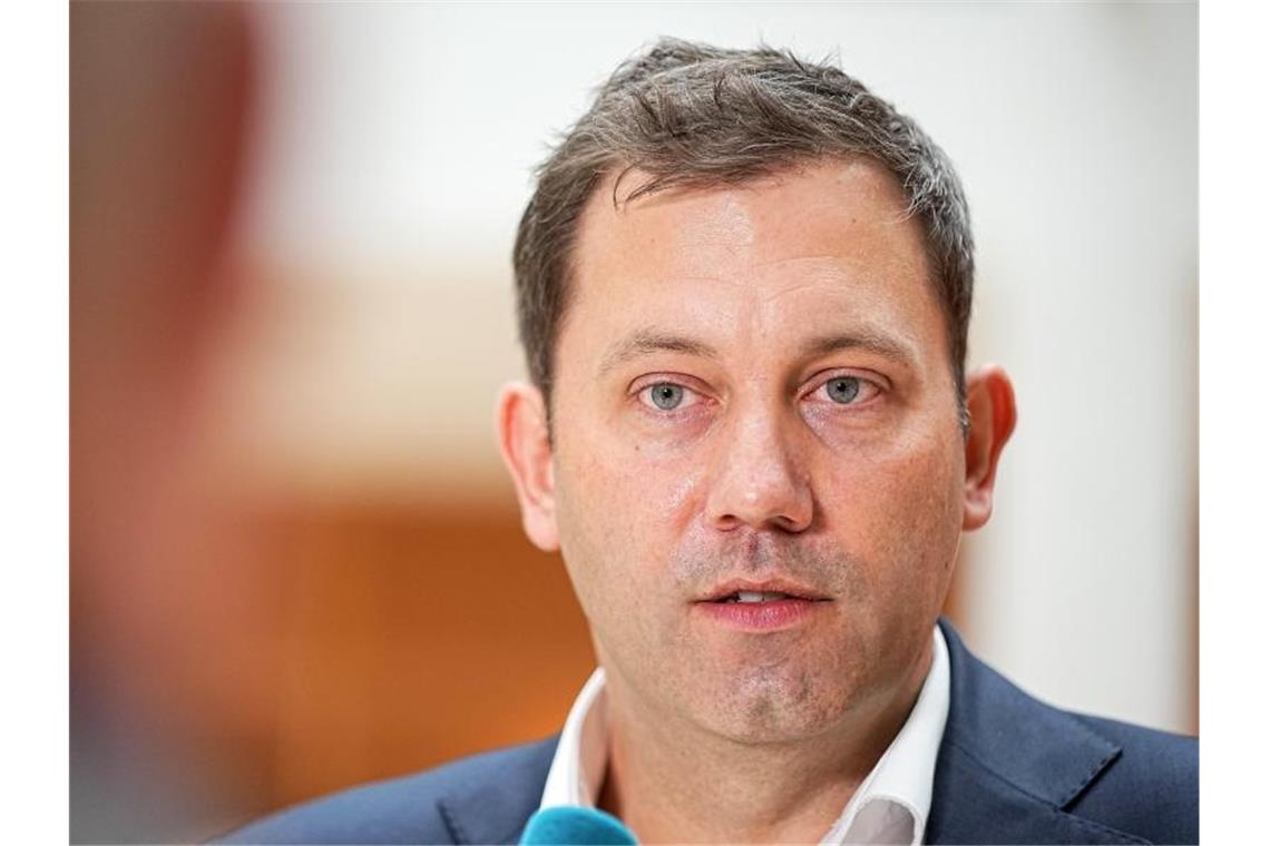 Lars Klingbeil ist optimistisch, dass der Koalitionsvertrag mit Grünen und FDP bald abgesegnet wird. Foto: Michael Kappeler/dpa