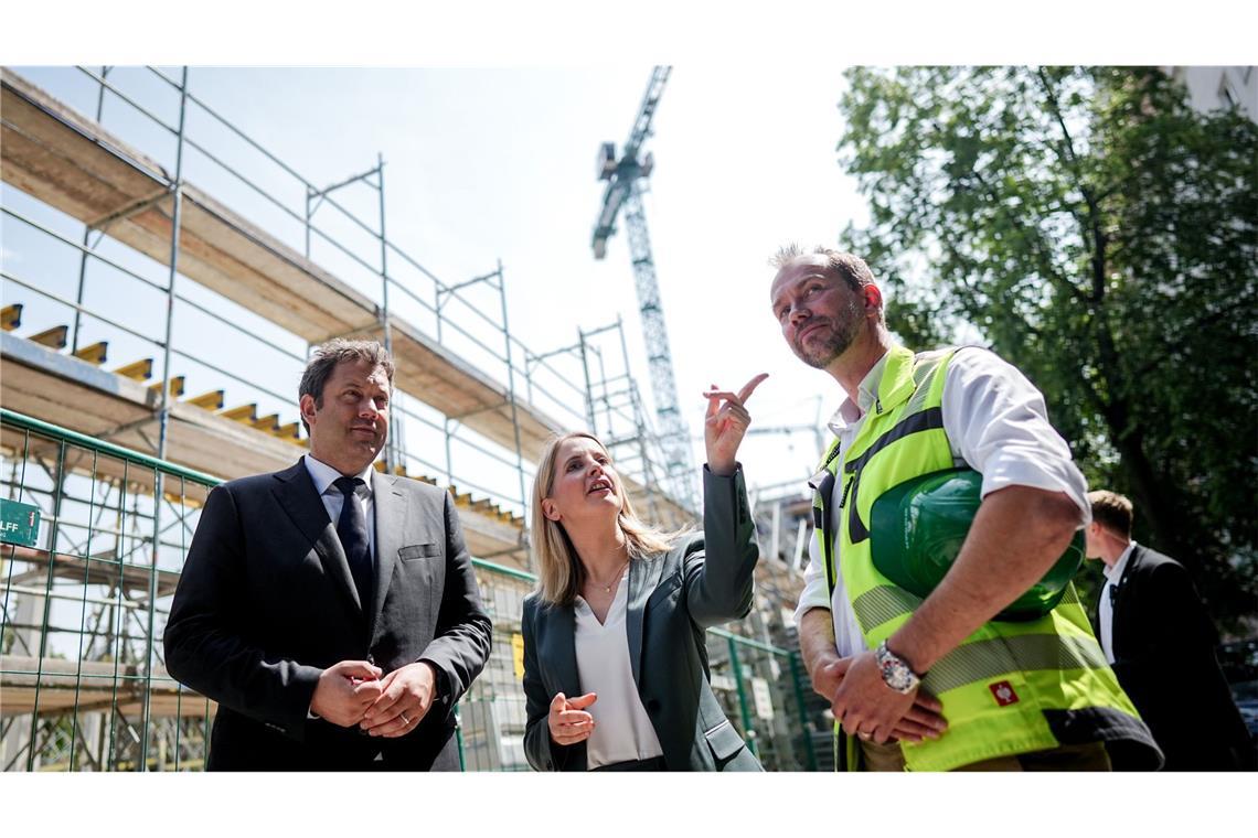 Kabinett beschließt Gesetzentwurf für „Wohnungsbau-Turbo“ Lars Klingbeil (links, SPD) und Verena Hubertz (SPD) auf einer Berliner Baustelle.