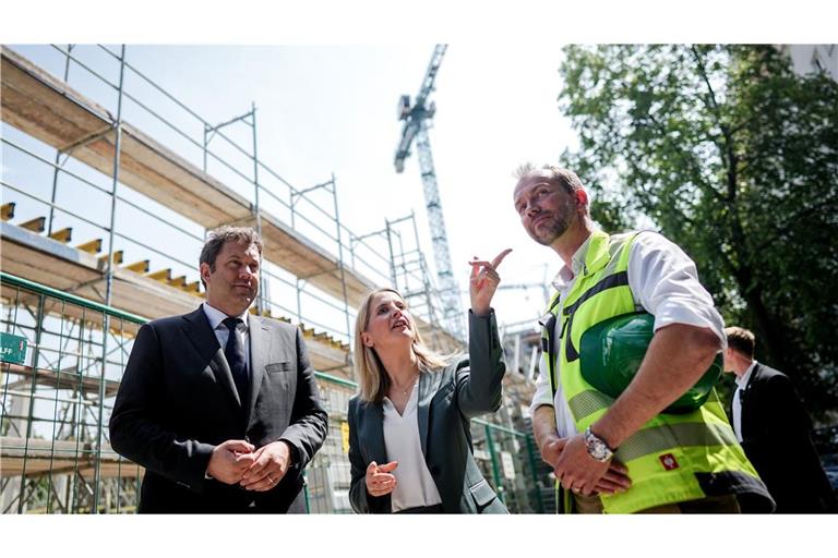 Lars Klingbeil (links, SPD) und Verena Hubertz (SPD) auf einer Berliner Baustelle.