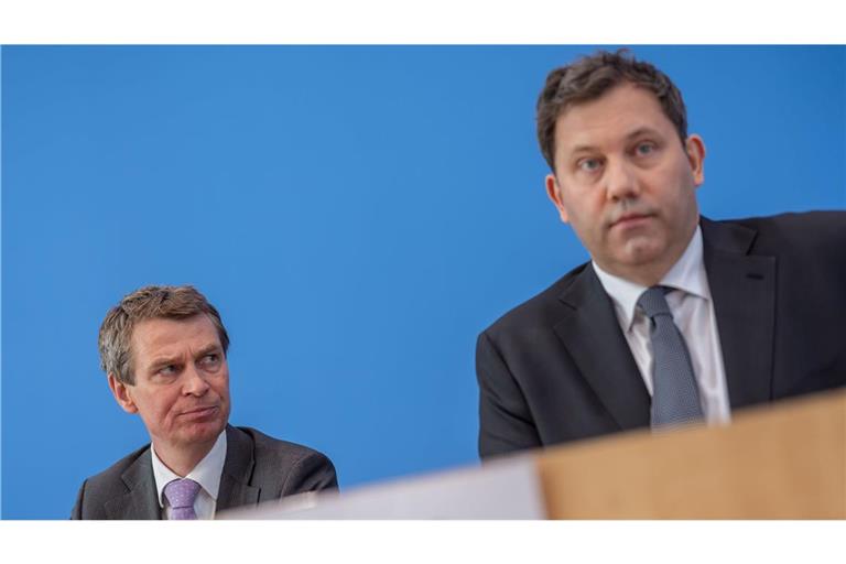 Lars Klingbeil (r,SPD), Bundesminister der Finanzen, sitzt neben Steffen Meyer, Staatssekretär im Finanzministerium, bei der Pressekonferenz zum Regierungsentwurf des Haushalts 2027 und dem Finanzplan 2028-2030.
