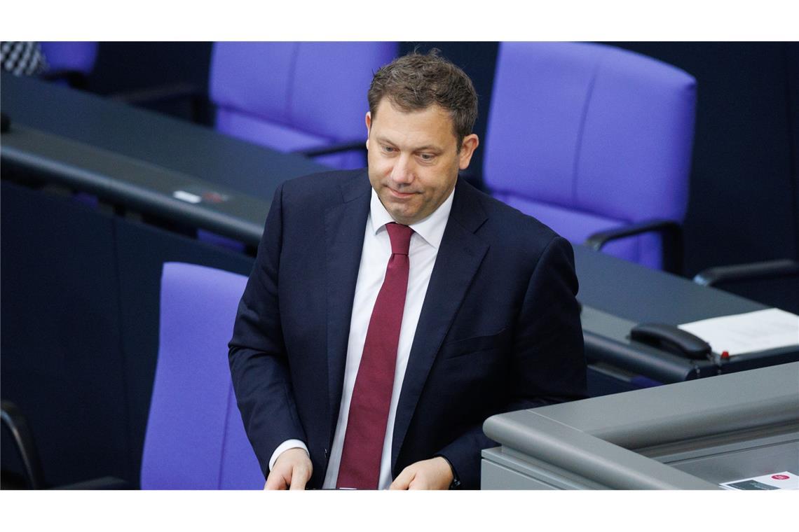 Bundestag beschließt Anreize für Firmeninvestitionen Lars Klingbeil (SPD), Bundesminister der Finanzen, geht bei der abschließenden Debatte über die geplanten Sonderabschreibungen zur steuerlichen Entlastung von Unternehmen am 26. Juni 2025.